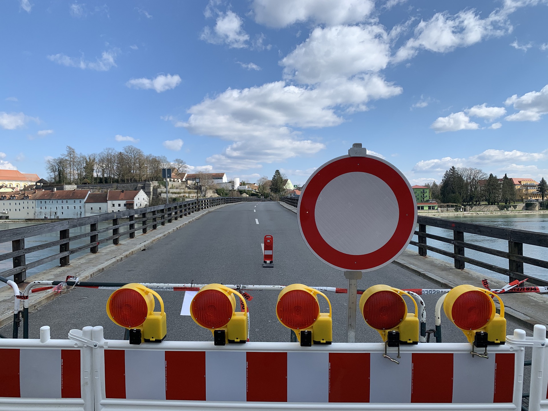 София е затворена за влизане и излизане от полунощ на 17.04.2020 до второ нареждане София е затворена за влизане и излизане от полунощ на 17.04.2020 до второ нареждане