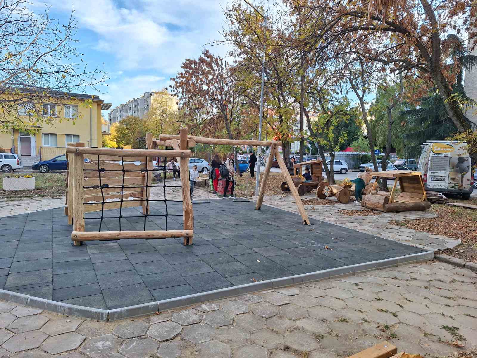 „Градинката на Флинстоун“ вече е обновена по гражданските бюджети и отворена за игра за децата. „Градинката на Флинстоун“ вече е обновена по гражданските бюджети и отворена за игра за децата.